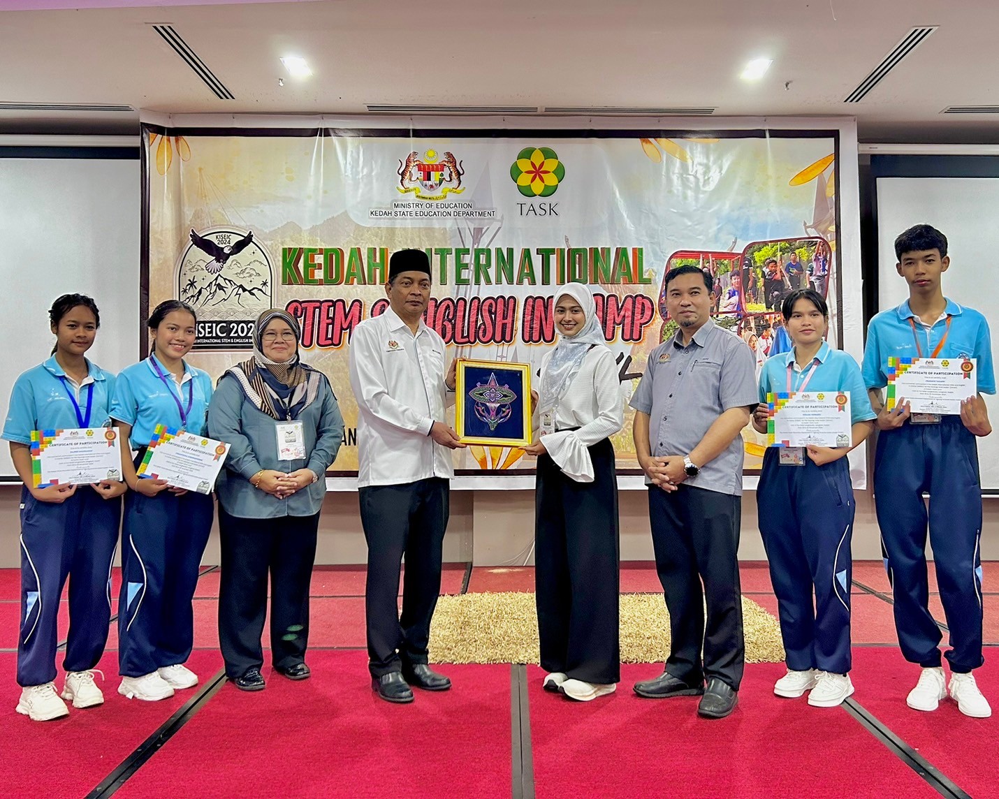 LINE_ALBUM_khay Stem and English Camp n prathes maleseiy_241120_39.jpg